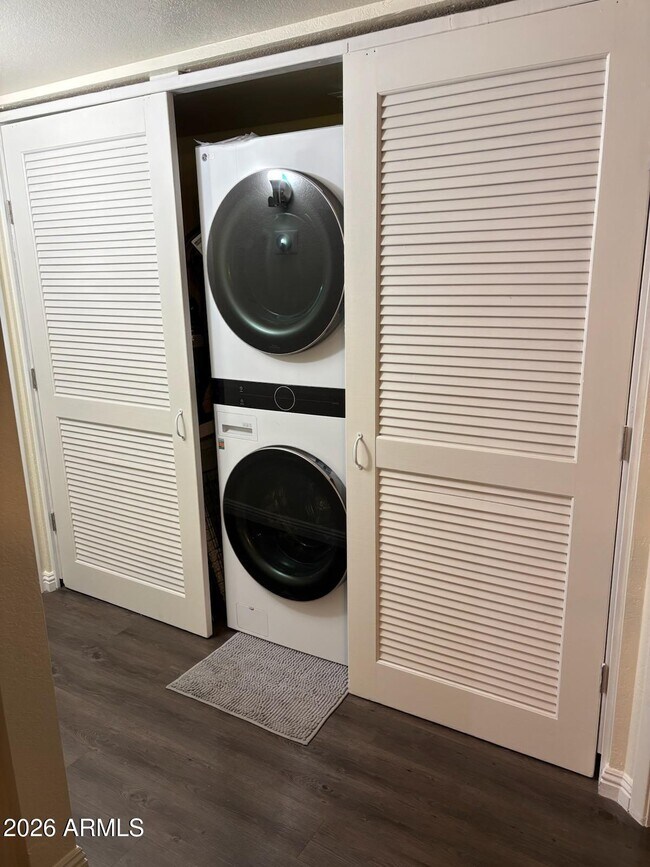 Building Photo - 839 S Westwood