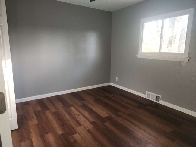 Building Photo - Completely Rehabbed Home in Oakville Schoo...