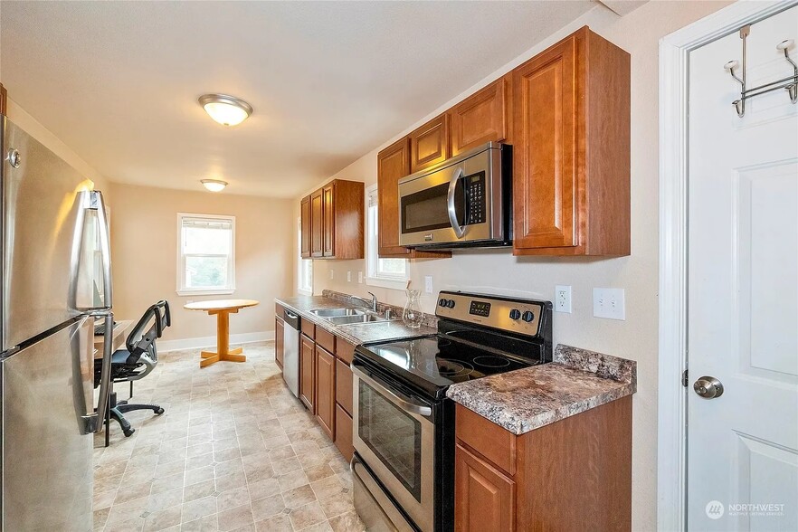 Building Photo - 916 Hull Ave