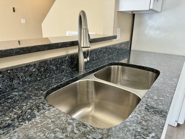 Building Photo - Fully renovated Townhome for Rent in Daven...