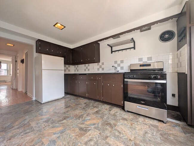Building Photo - 335 3rd St