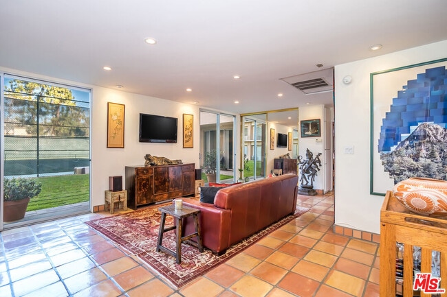 Building Photo - 100 S Doheny Dr