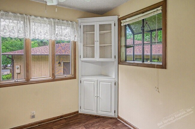 Building Photo - West Gate Area Home | Home | Unfurnished