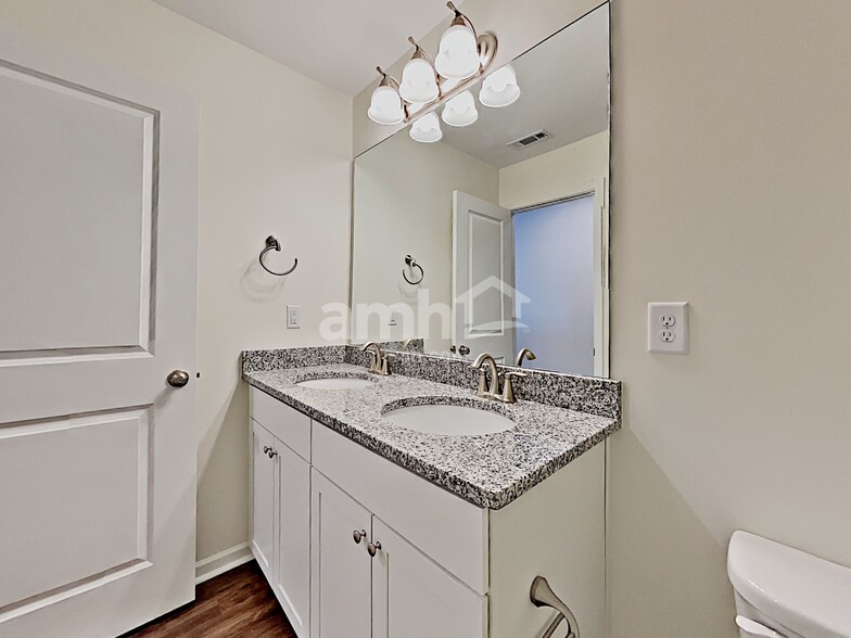 Building Photo - 529 Camp dr