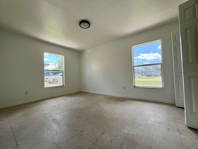 Building Photo - 2 bed/ 1 bath