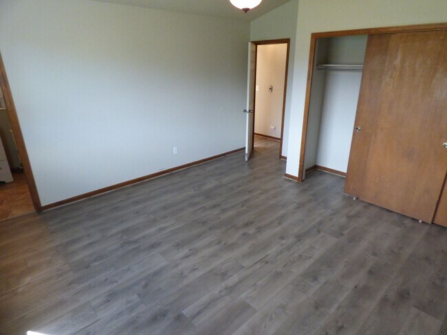 Building Photo - $0 DEPOSIT OPTION.  TRI-LEVEL HOME IN SE AURORA