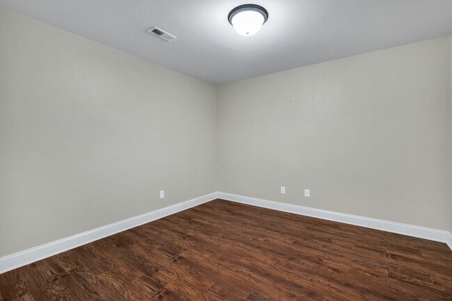 Building Photo - 128 Willow Tree Dr