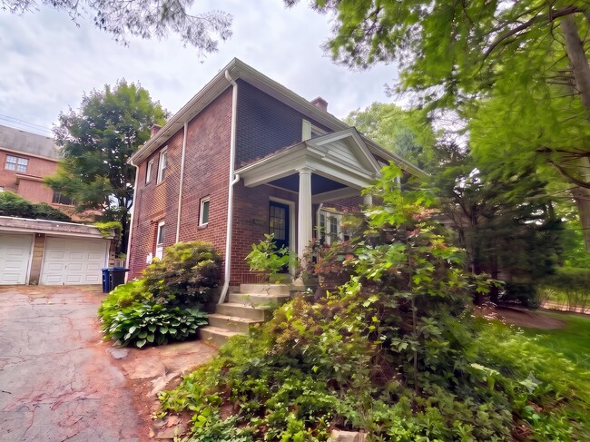 Building Photo - 1458 N Euclid Ave