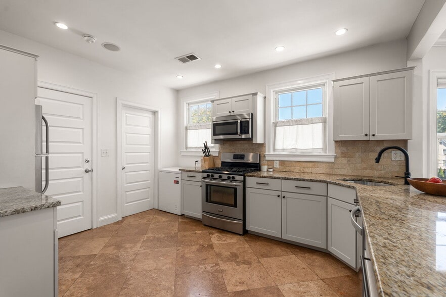 Building Photo - 22 S Walter St