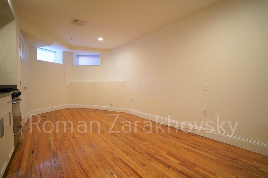 Building Photo - 10 Brainerd Rd