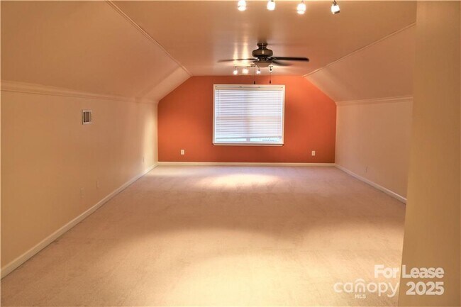 Building Photo - 913 Lillieshall Rd