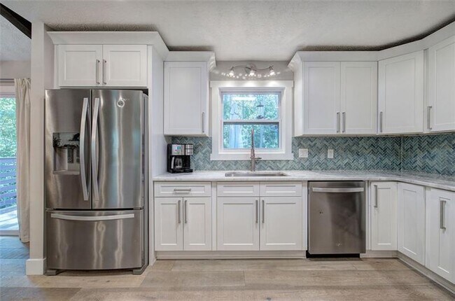Building Photo - 3410 Holliglen Dr