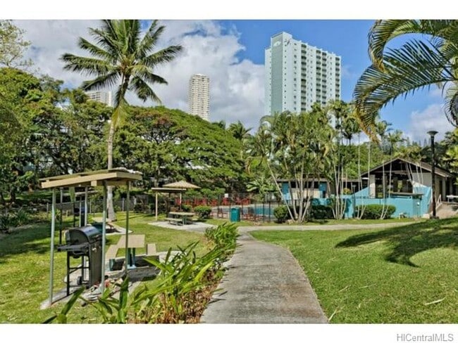 Building Photo - Pearl Regency with 2 Parking! Water views!