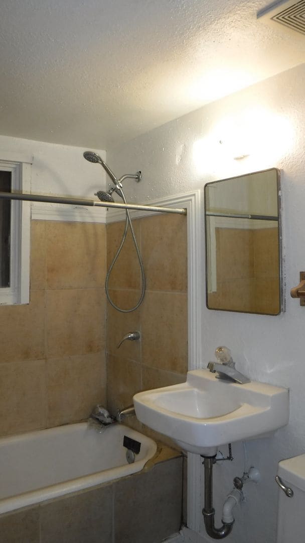 Building Photo - Charming 2 bedroom home