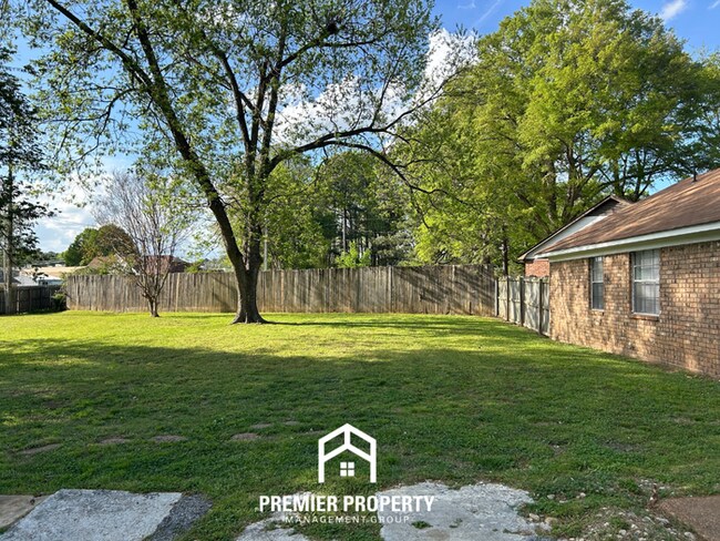 Building Photo - Spacious 4BR/2BA Southaven Home | Hardwood Floors, Fireplace & Fenced Yard with Shed