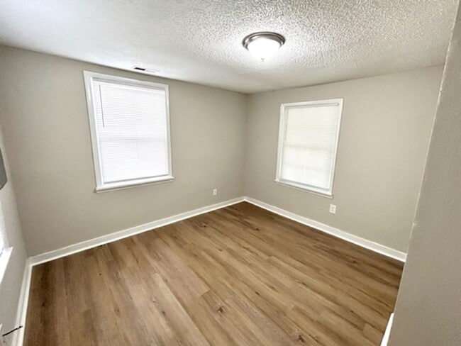 Building Photo - CUTE TWO BEDROOM/ONE BATH BUNGALOW!