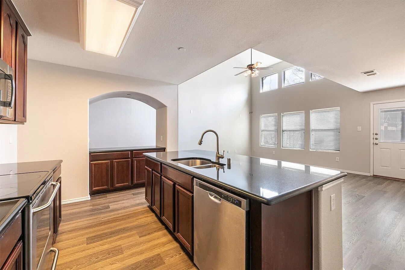 Building Photo - 9829 Fleetwood Dr