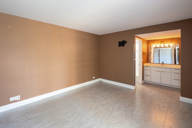 Building Photo - 2215 Aloha Dr