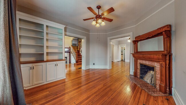 Building Photo - 5 Bed/ 2.5 Bath Phenomenal Old Louisville Home