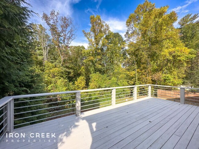 Building Photo - 12 Chateau Pl