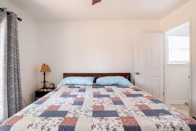 Building Photo - 817 E 17th St