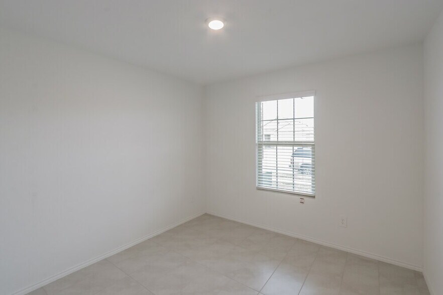 Building Photo - 1149 Crestview Dr