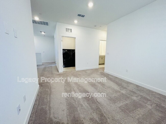 Building Photo - 4096 Azul Way