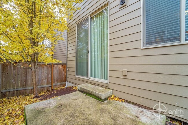 Building Photo - 3307 NE 43rd Pl
