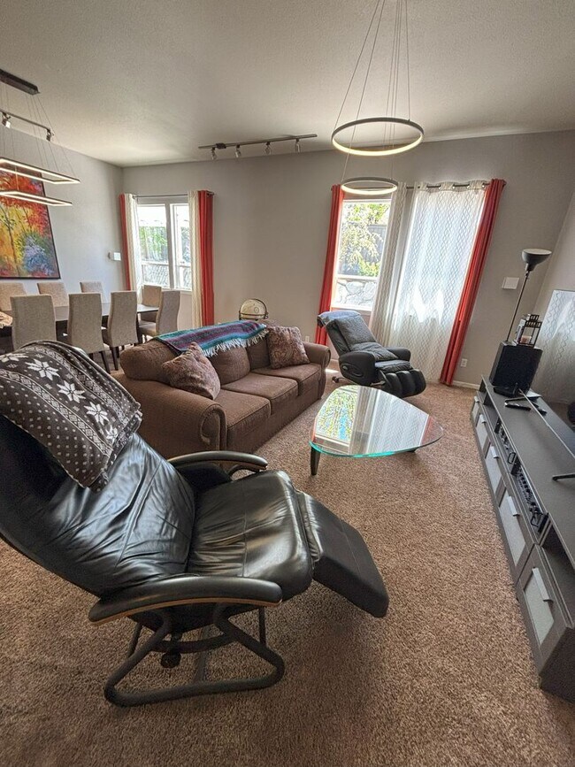 Building Photo - Sprawling Home Near UNR - One Level Living with 4 Beds - 3 Baths - 3 Car Garage