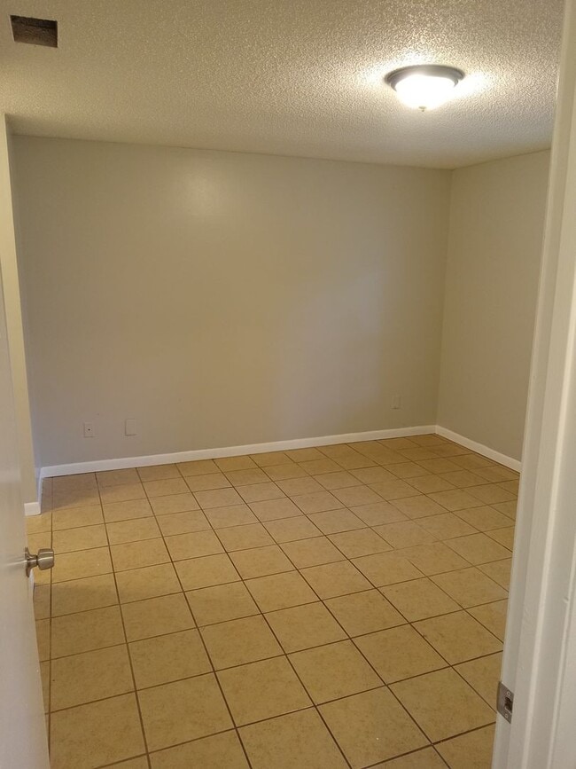 Building Photo - Move-In Ready 2BR/2BA Home with Modern Upd...