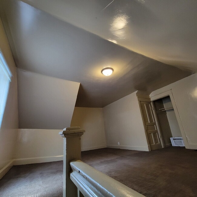 Building Photo - Spacious 3 bedroom