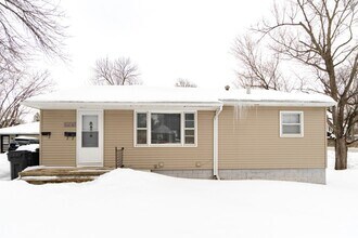 Building Photo - 1938 1/2 Franklin St - Cedar Falls
