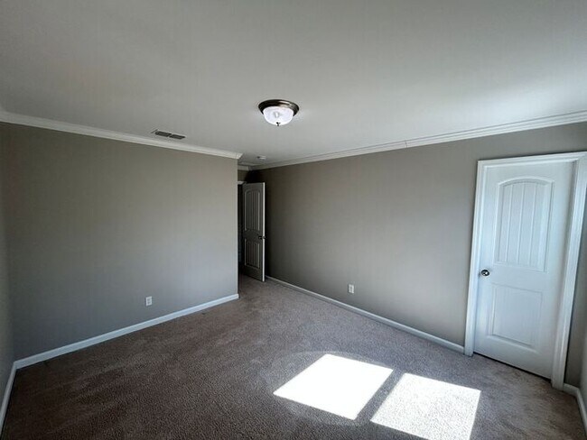 Building Photo - Spacious 5-Bedroom Home with Modern Amenit...