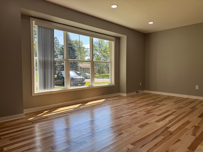 Building Photo - Stunning 5 Bedroom 2 Bathroom Home + Den i...