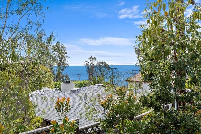 Building Photo - Modern Coastal Lease in Top of the World