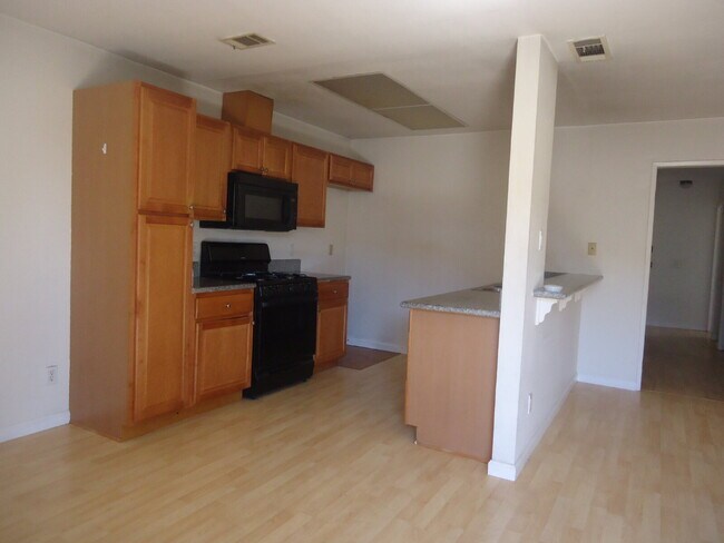 Building Photo - "Discover Coastal Living: Spacious 3-Bed, 2-Bath Townhouse