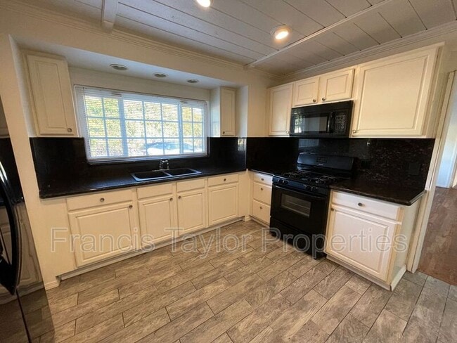 Building Photo - 551 N Citrus Ave