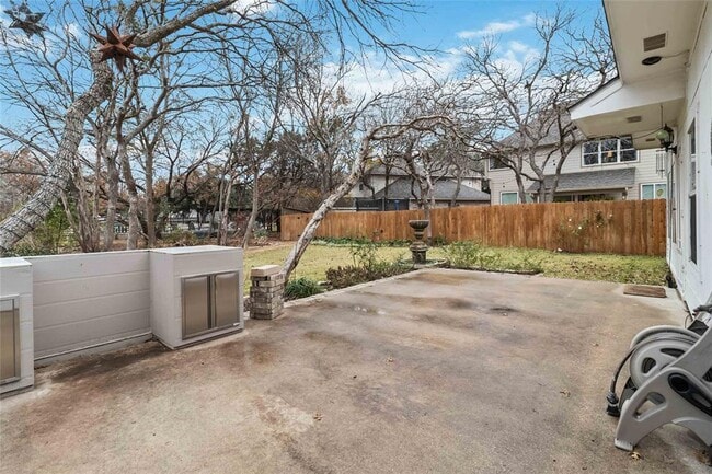 Building Photo - 2203 Clearwater Dr