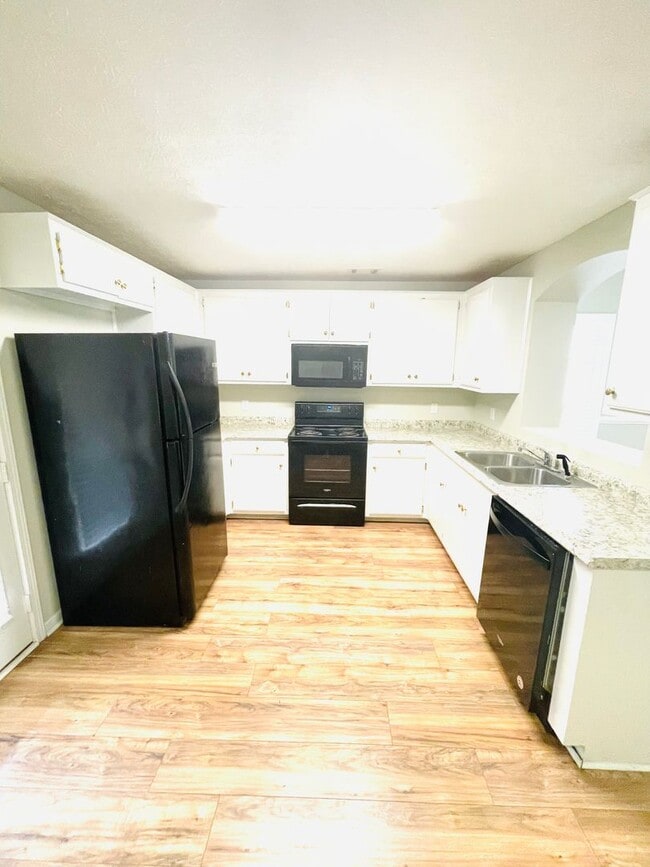 Building Photo - ** 3 Bed 2 Bath located in Millbrook ** Ca...