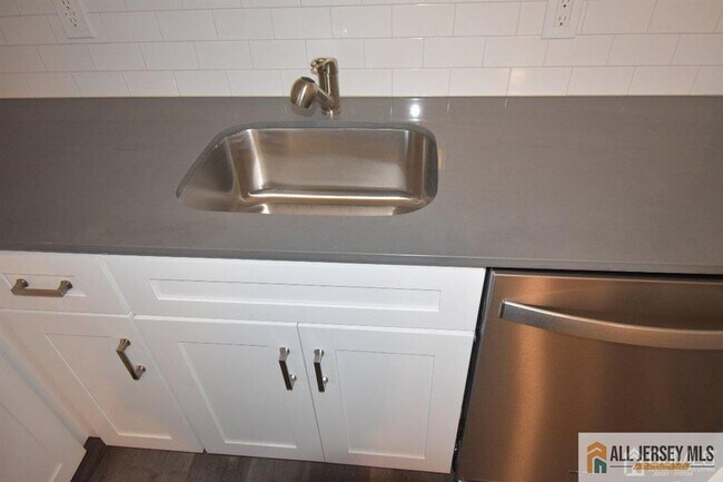 Building Photo - 1 Lee Ave