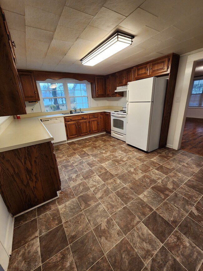 Building Photo - 2000 Oxnard Rd