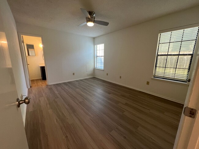 Building Photo - Single Family Home *LEASING SPECIAL AVAILA...
