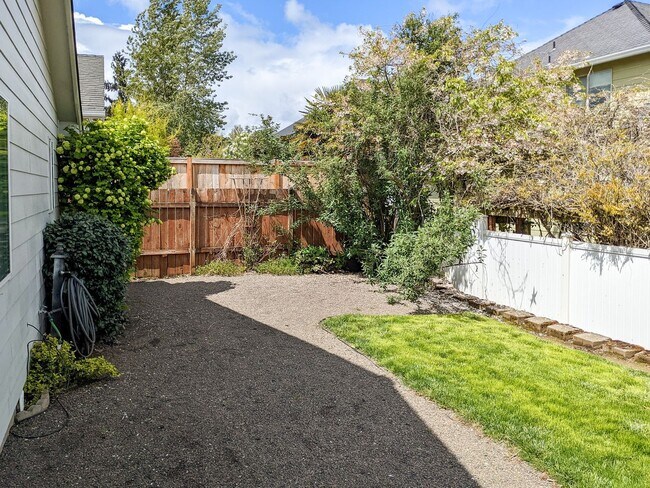 Building Photo - 5500 Doogan Ct SE
