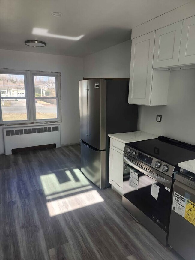 Building Photo - 24 Pine St