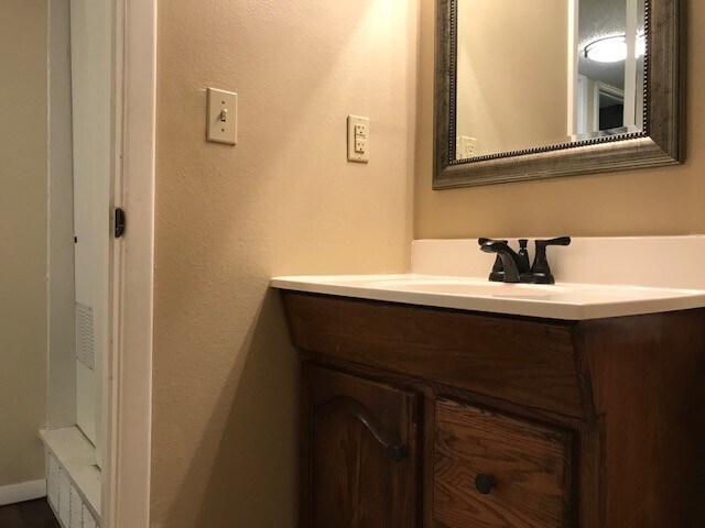Building Photo - Two Bedroom Condo For Rent In Louisville