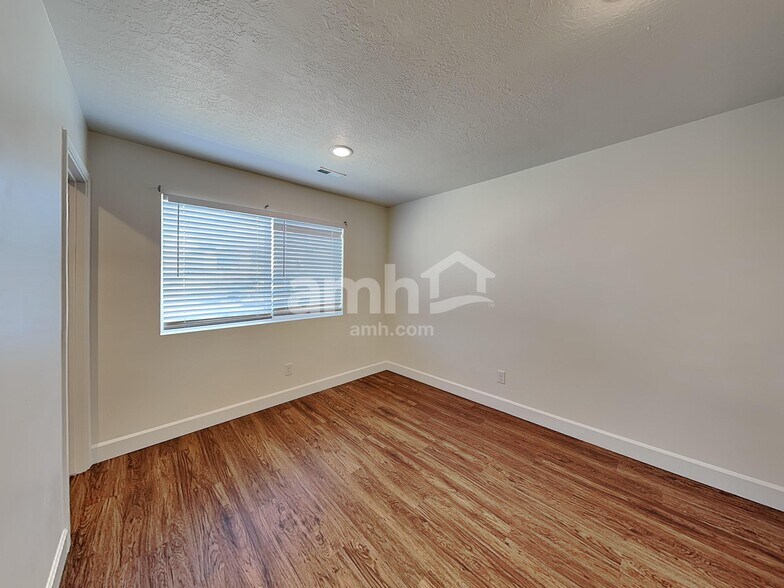 Building Photo - 2135 E Silverado Ln