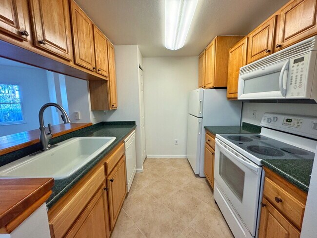 Building Photo - Las Palmas! 2 Bedroom | 2 Bathroom | Garage!