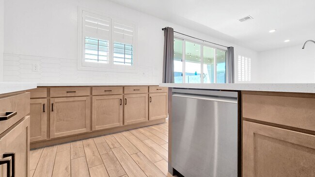 Building Photo - Newly built home with loads of space and S...