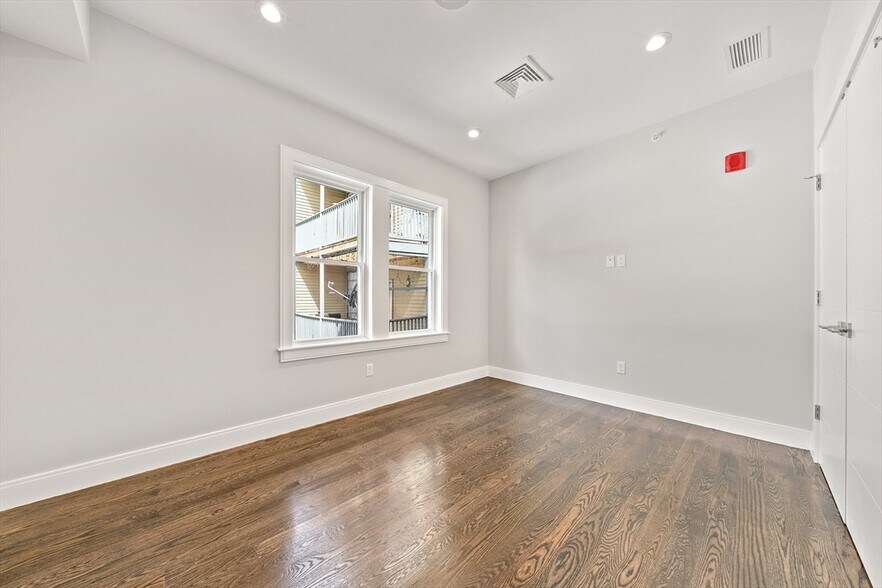 Building Photo - 9 Lithgow St