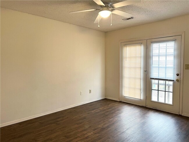 Building Photo - 5900 Samantha St